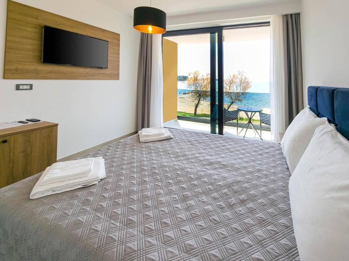 Maresole Beachfront Residence Porec Bagian luar foto